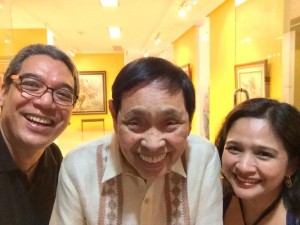 CACNIO, 84, gamely obliges for a selfie-groupie with NCCA art galleries' Delan Robillos and art writer Jessica Jalandoni-Robillos