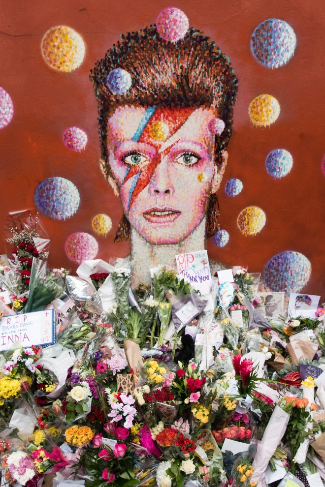 SENDOFF TO THE STARMAN. Fans around the world memorialize David Bowie. AFP 