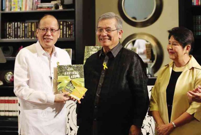 PRESIDENT Aquino is presented a copy of the book by authors Elfren andNeni Cruz MALACAÑANG PHOTO