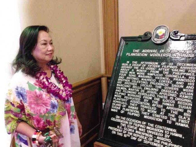 GRACE Singson examines the historical marker unveiled by President Arroyo for the ‘sakada’ ccenttenniiall in 2006