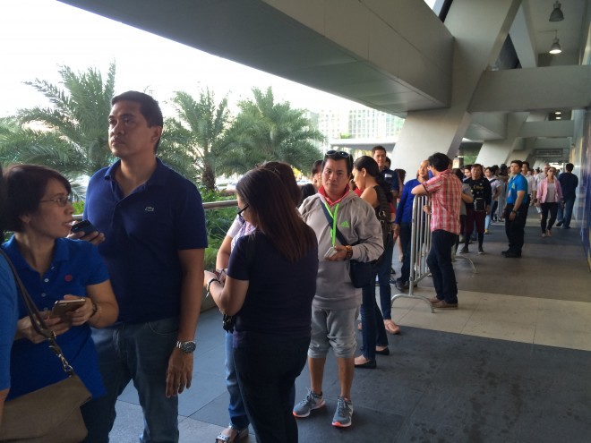 There were long lines of fans when the gates of SM MOA Arena opened as early as 5:30 pm for the first night Madonna's "Rebel Heart Tour." POCHOLO CONCEPCION