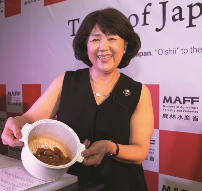 MACHIKO Chiba shows off her “adobo” cooked in her patented Cook Zen pot.