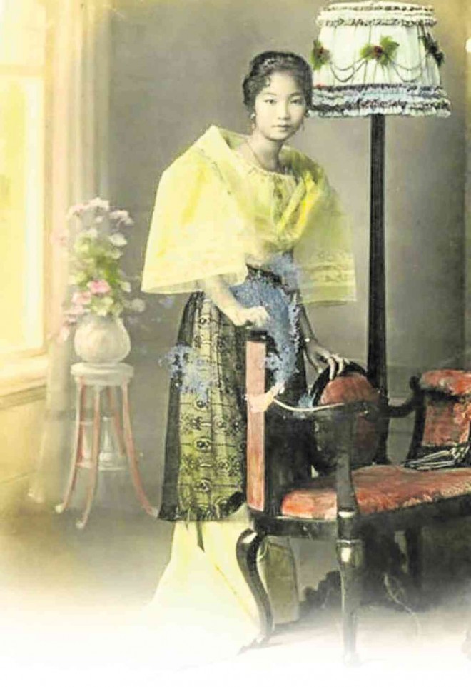 a Chinese mestiza wearing a traje demestiza, circa 1920s (posted by Isidra Reyes)