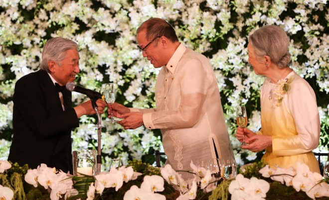 President Aquino offers a toast to Emperor Akihito and Empress Michiko at the Palace state dinner.