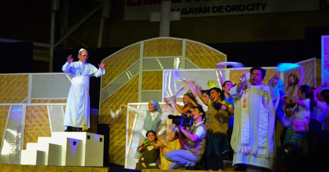 “#Popepular: Paano Kung Pinoy Si Kiko?” written and directed by Vince Tañada. PHOTO BY JIGGER JERUSALEM