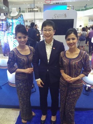 Singapore's ambassador to the Philippines Kok Li Peng flanked by flight attendants from Singapore Airlines at the company's travel fair in Glorietta, Makati. Photo by Raoul J. Chee Kee