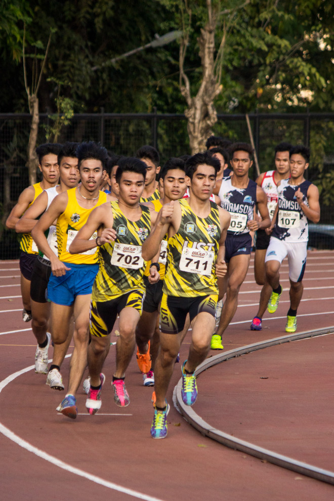 UST’S Elbren Neri leads the pack in the 1500m race. PHOTOS BY ANGELO GONZALEZ