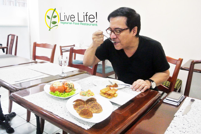  Nonoy Zuniga at Live Life restaurant
