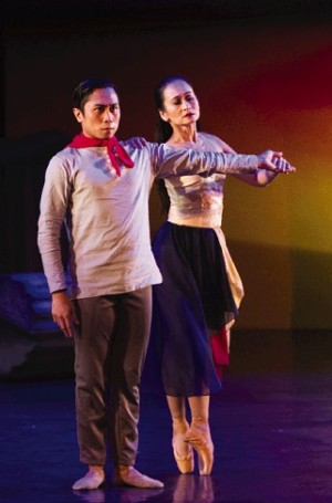 MICHAEL Divinagracia as Juan de la Cruz and Lisa Macuja as Inang Bayan in Martin Lawrance’s ‘Rebel’ALEXIS CORPUZ