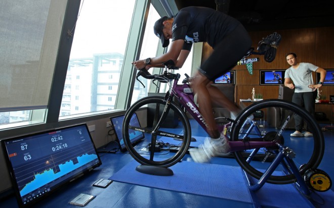 TRIATHLETE/coach Al Gonzales goes for a spin. The Computrainer records power and wattage tracking, and spin scan/symmetry analysis. PHOTOS: KIMBERLY DELA CRUZ