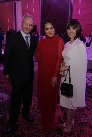 Marriott Hotel Manila  general manager  Bruce Winton and director of marketing communications Michelle Garcia, Scribbleworks’ Tati Fortuna