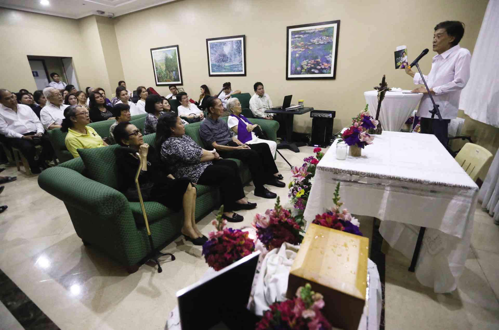 RAMON Ilusorio (top) delivers eulogy at the memorial service for Erlinda Kalaw-Ilusorio.