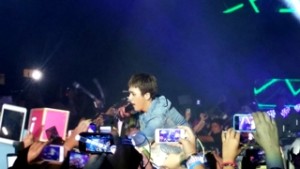 FANS mob Son Dongwoon, who introduced himself as "Son Dongwoon from Sta. Rosa, Laguna."