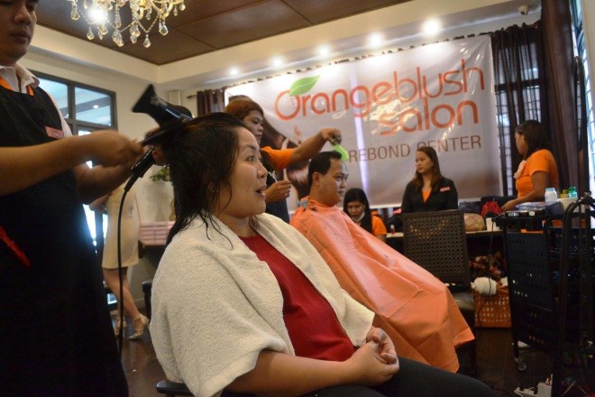 Trying out the new exciting packages of Orange Blush Salon is Inquirer Bandera editor Ervin Santiago (far right) and Malaya newspaper entertainment editor Ghie Trillana. CONTRIBUTED PHOTO/Ariel Reyes