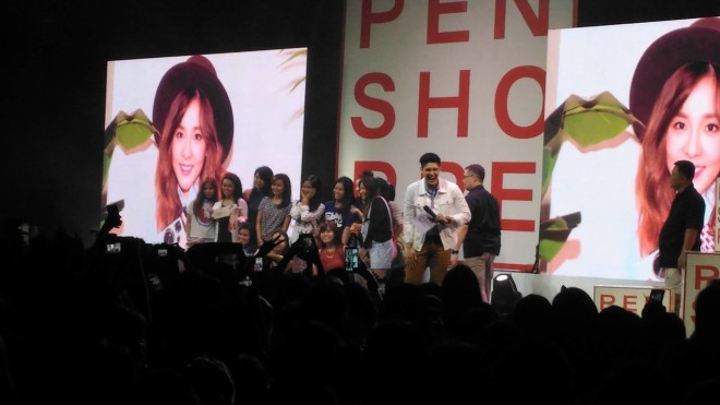 So the fans had a field day as they lined up in groups to have their dream photo-op moments with Sandara Park. 