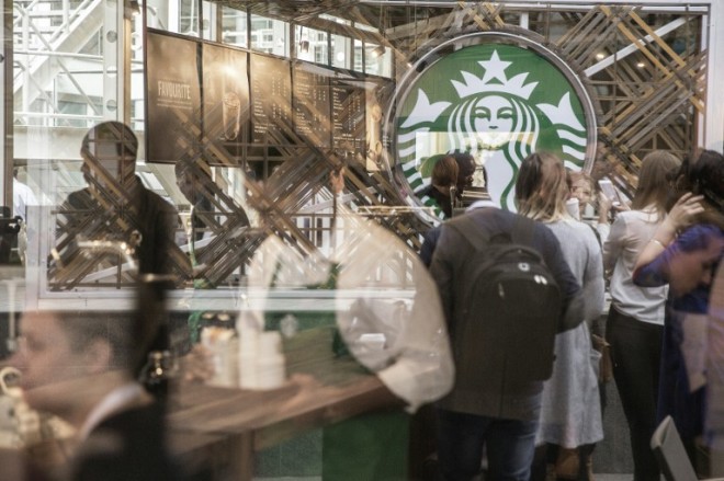 Hundreds of people queue during the official opening of South Africa's first Starbucks store, also the US coffeehouse chain's first store in Sub-Saharan Africa, in Johannesburg on April 21, 2016. / AFP PHOTO / GIANLUIGI GUERCIA