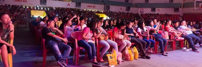 Part of the “7 Ka Drama sa Pebrero” crowd at Cebu Coliseum. PHOTOS FROM ALMA CRUZ MICLAT