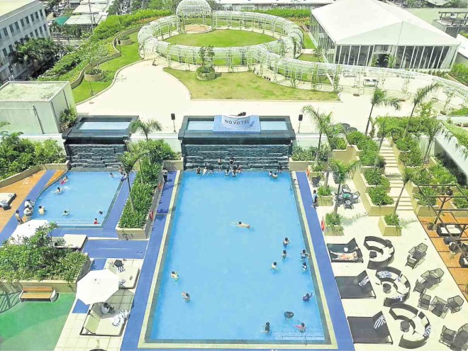 pool area, Novotel Manila Araneta Center