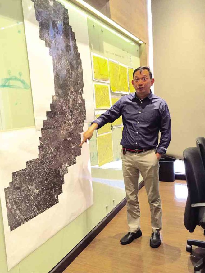 ARCHITECT and urban planner Dan Lichauco, principal partner of Archion Architects, uses amap of Metro Manila to explain how cooperation between government and business could save Edsa and turn it into a pedestrian- and commuter-friendly highway.