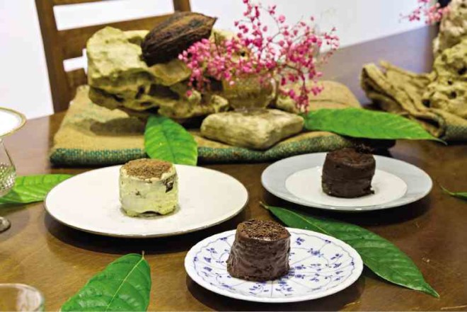 A SELF-TAUGHT chocolatier, Choa created these mini flourless cakes and dulce de leche. The roughness of the stones and cocoa pods are a contrast to the sheen of cocoa leaves and fine bone china. The cadenas de amor make the setting eye-catching. PHOTOS BY PJ ENRIQUEZ