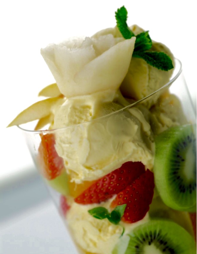 “GELATO alla vaniglia su macedonia di frutta” (vanilla gelato on fresh fruit salad) 