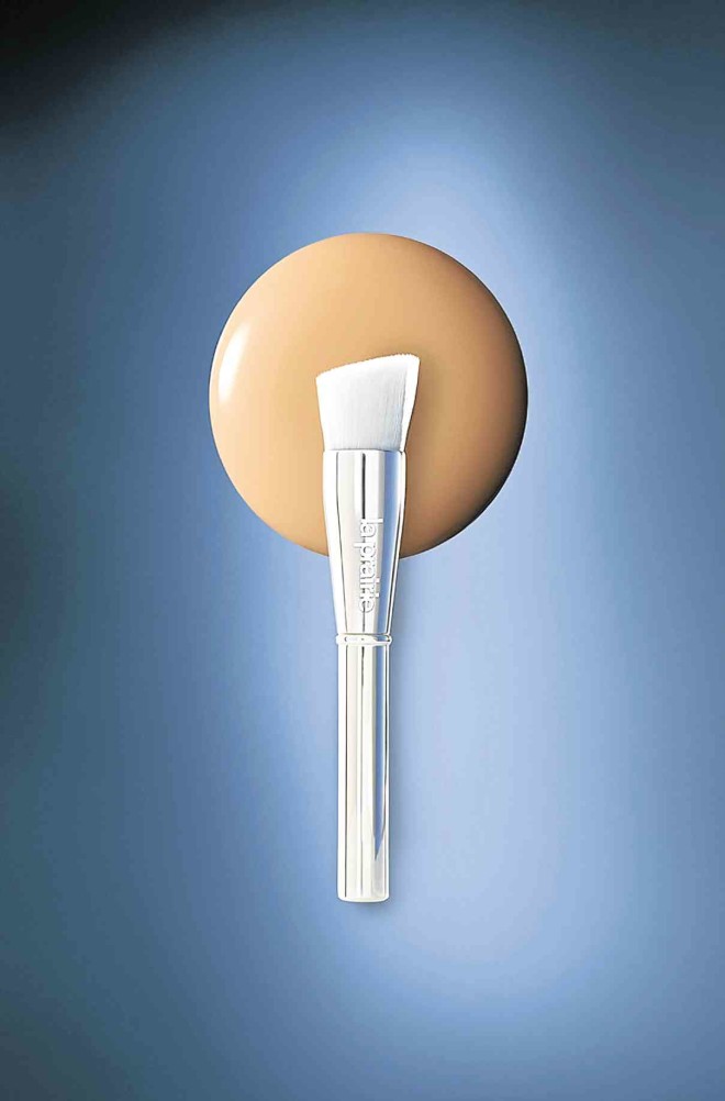 Cellular Swiss Ice Crystal Transforming Cream SPF 30 comes with a brush applicator.