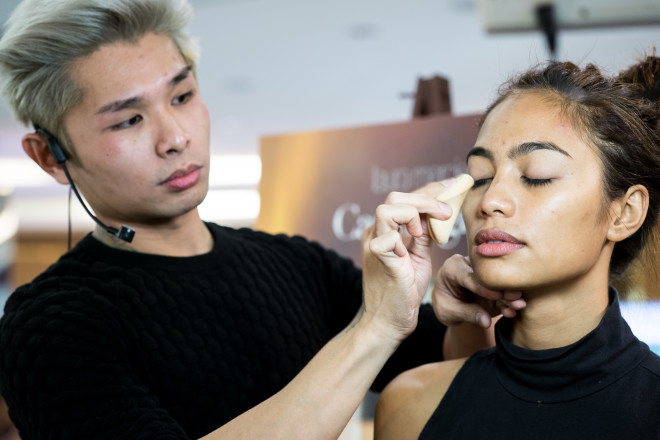  LAURA Mercier makeup artist Mark Qua showing how to apply the foundation Read more: https://lifestyle.inquirer.net/228577/get-glowing-dewy-skin-summer#ixzz48VP3WvEV  Follow us: @inquirerdotnet on Twitter | inquirerdotnet on Facebook