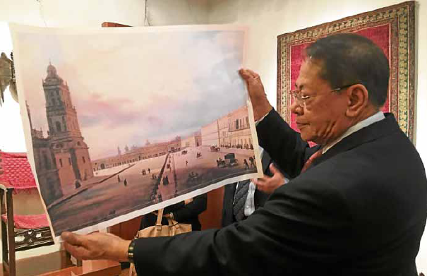 PIECEOF HISTORY Former Sen. Edgardo Angara holds a picture of Mexico City’s main square during the colonial era, where amarketplace for goods from Manila that reached Mexico through the galleon trade used to be located. TARRA QUISMUNDO
