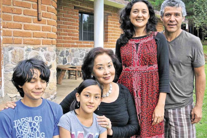 GEMMA Cruz-Araneta with daughter Fatimah and fiancé Gaspar Tellez, and grandchildren Tekwani and Aurora Morales