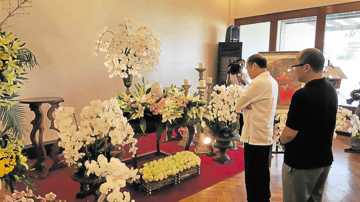 PRESIDENT Aquino, Imelda Cojuangco’s nephew, offering prayers before the urn on the second day of the wake