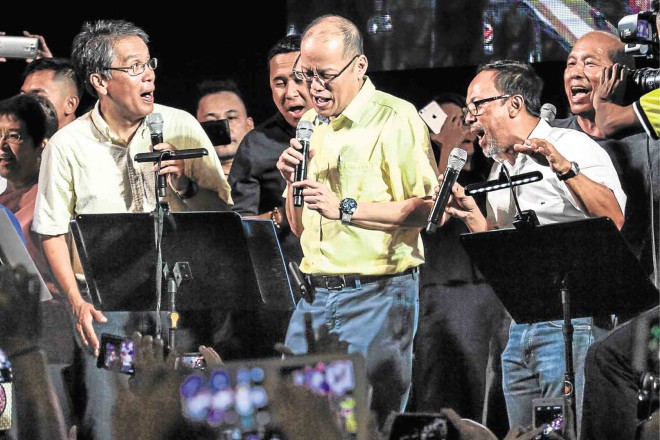 LAST FULL SHOW  President Aquino, administration presidential candidate Mar Roxas, Budget Secretary Butch Abad and other Cabinet members perform a medley of songs from the 1960s, ’70s and ’80s with singer-composer Noel Cabangon during a thanksgiving party on Wednesday night for Liberal Party supporters at Balay  in Cubao, Quezon City. LEO M. SABANGAN II