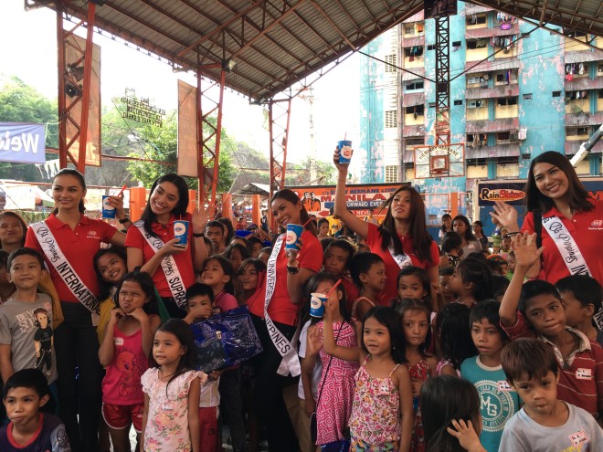 (From left) Bb. Pilipinas queens Verzosa, Eden, Medina, Cordovez, and Hammond pose with Tondo kids after a back-to-school outreach project. YUJI GONZALES/INQUIRER.net