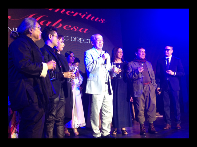 Dulaang UP founding artistic director Tony Mabesa (center) leads the toast at the end of the “The Big Four-O:  A Reunion Dinner & Show For The Benefit of Dulaang UP,” with (from left) Alex Cortez, RS Francisco, Ayen Munji-Laurel, dean Amihan Ramolete, Anton Juan and Dexter Santos. The benefit gathering was attended by several generations of DUP veterans dressed to the nines, with Floy Quintos directing the program. ALL PHOTOS BY ALYA B. HONASAN