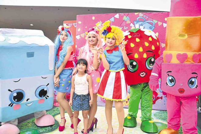 FAN’S sweet meet-and-greet moment with her favorite Shopkins characters—the Shoppies with Spilt Milk, Strawberry Kiss and Lippy Lips
