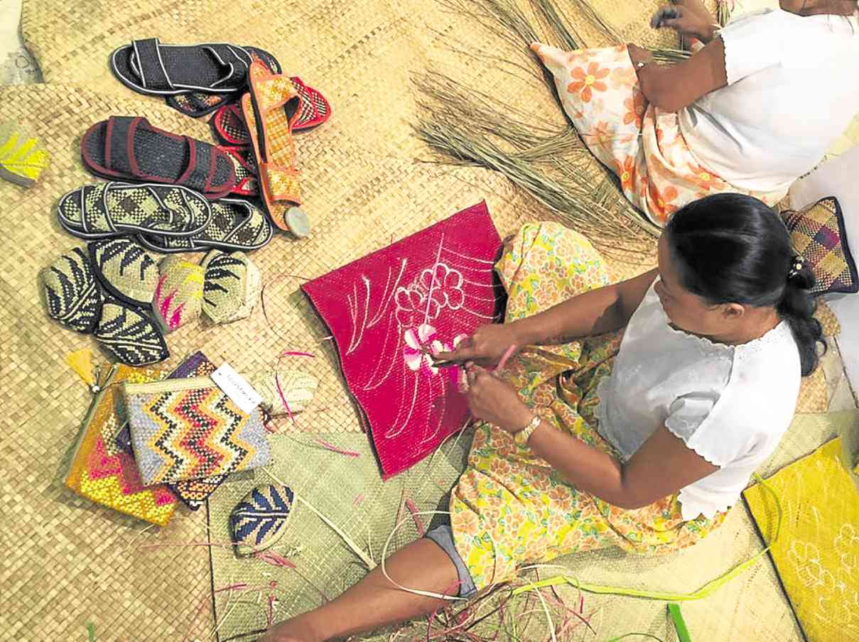 DEMONSTRATING traditional “tikog” mat weaving