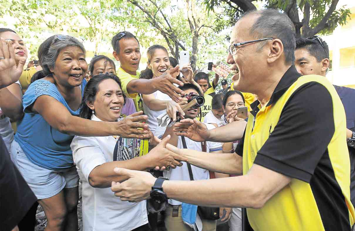 UP CLOSE and near-personal. President Aquino is welcomed by Caloocan folk. MALACAÑANG PHOTO BUREAU