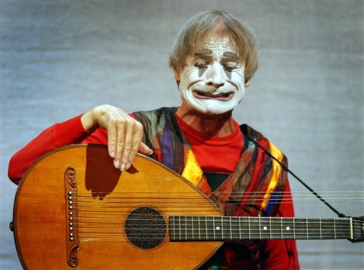 In this Nov. 20, 2003 file picture, Clown Dimitri performs in in Zurich, Switzerland. The well-known Swiss entertainer died at the age of 80 as his family confirmed Wednesday, July 20, 2016. AP 