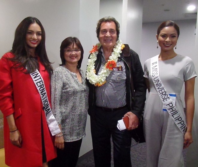 Engelbert Humperdinck flanked by (from left) Miss Universe Philippines Maxine Medina, Uniprom OIC-COO Irene Jose and Binibining Pilipinas International Kylie Verzosa