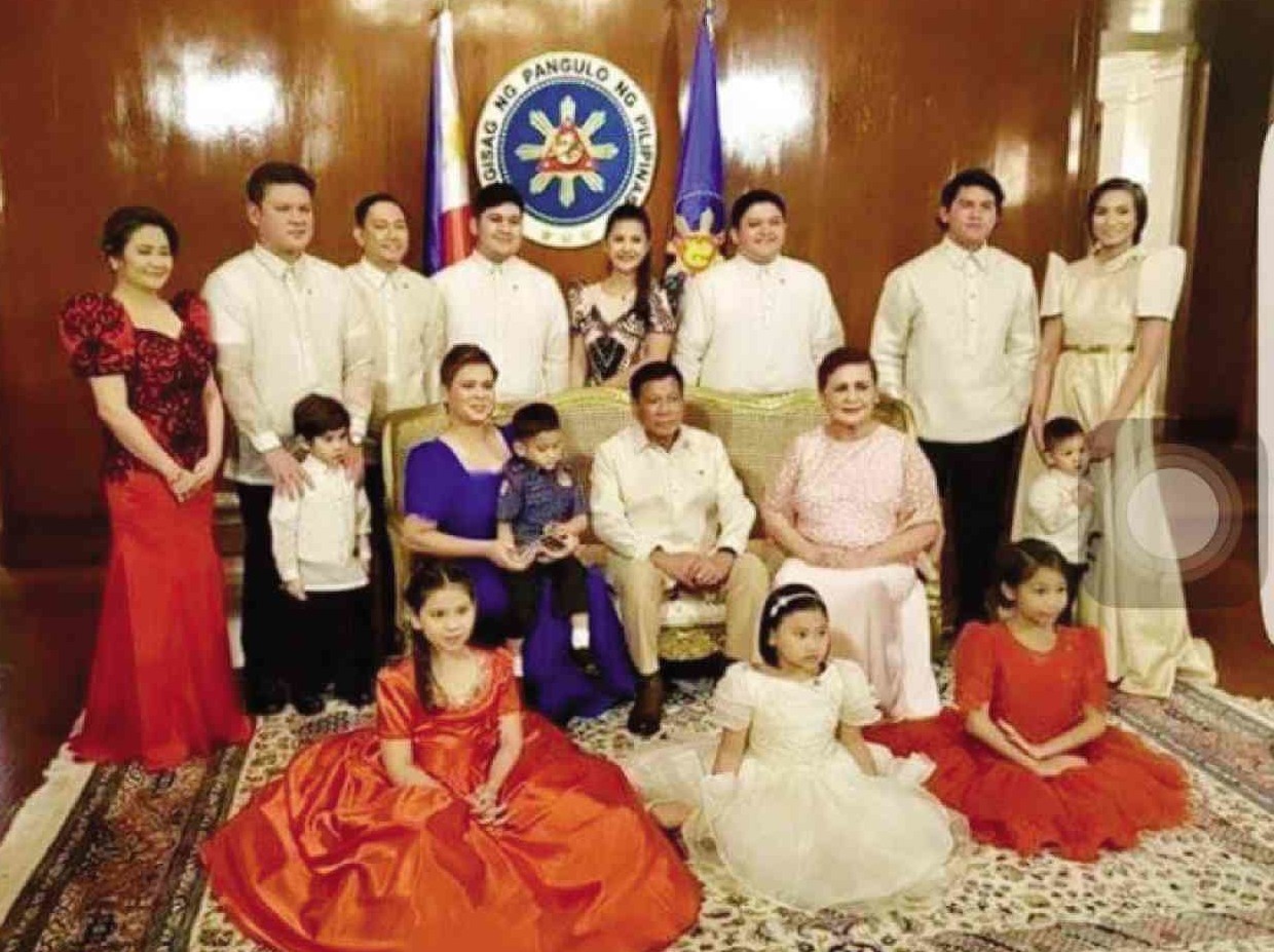picture at Malacañang taken on the day of inauguration, with former wife Elizabeth Zimmerman and their brood. Another picture, it is said, was taken with the President’s common-law wife HoneyletAvanceña and their daughter. VMPULONGDUTERTEONFACEBOOK