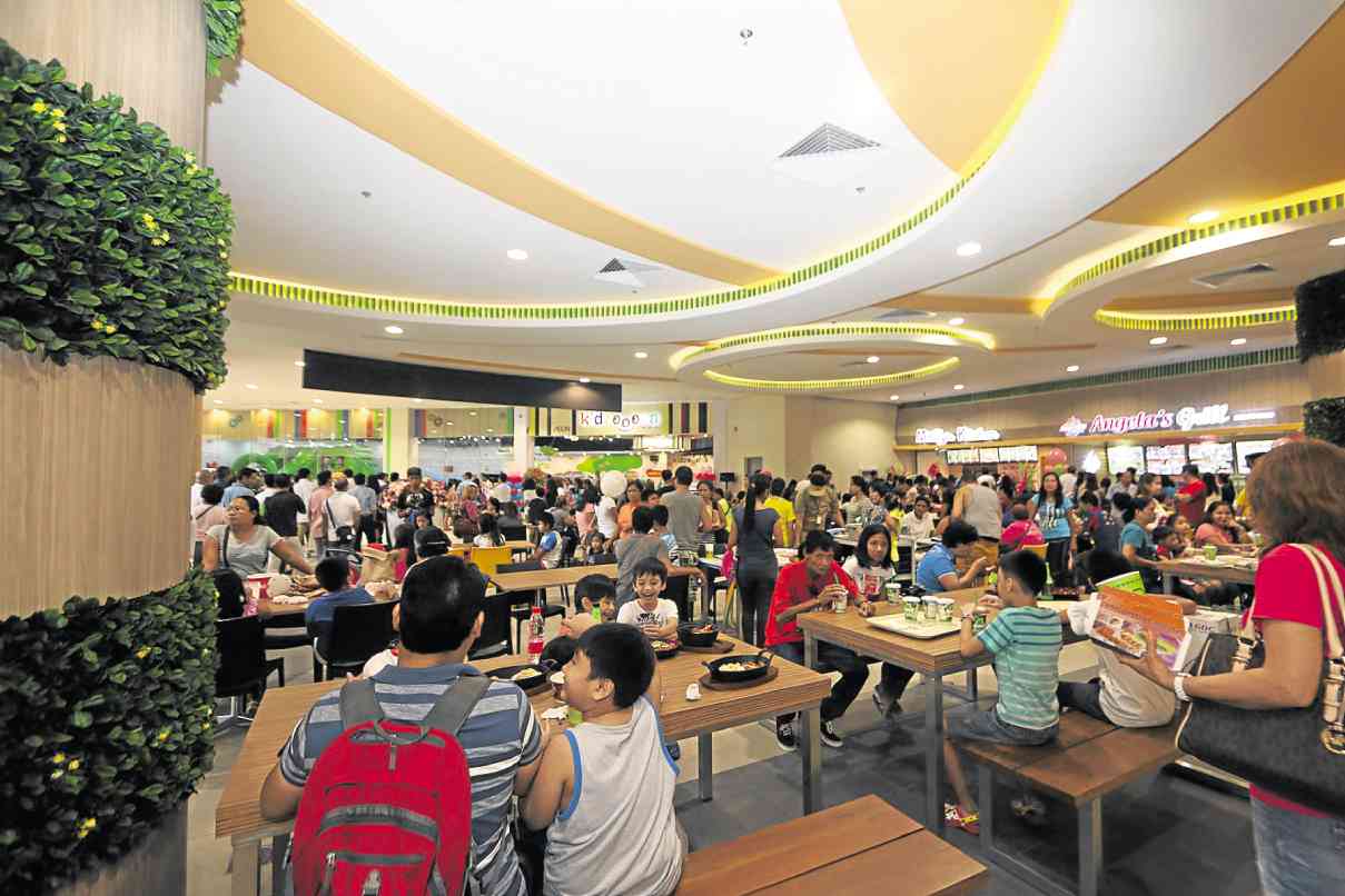 FULL HOUSE. The Food Court with its 246 seating capacity is filled to the brim with mall guests who attended Robinsons Place General Trias’ opening celebrations.