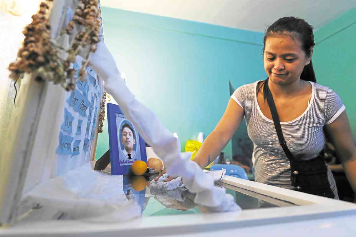 Jennilyn Olayres before the coffin of her partner,Michael Siaron, during the wake at barangay hall in Pasay RAFFY LERMA