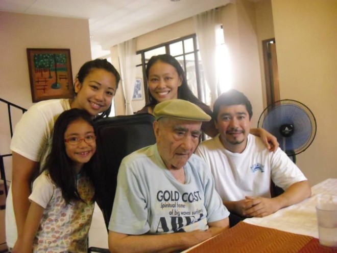 Anastacio de Alba in 2013 surrounded by (from left) granddaughter Maya, Marga de Alba, daughter-in-law Cachelle and son Miguel (photo from Marga de Alba’s Facebook page)
