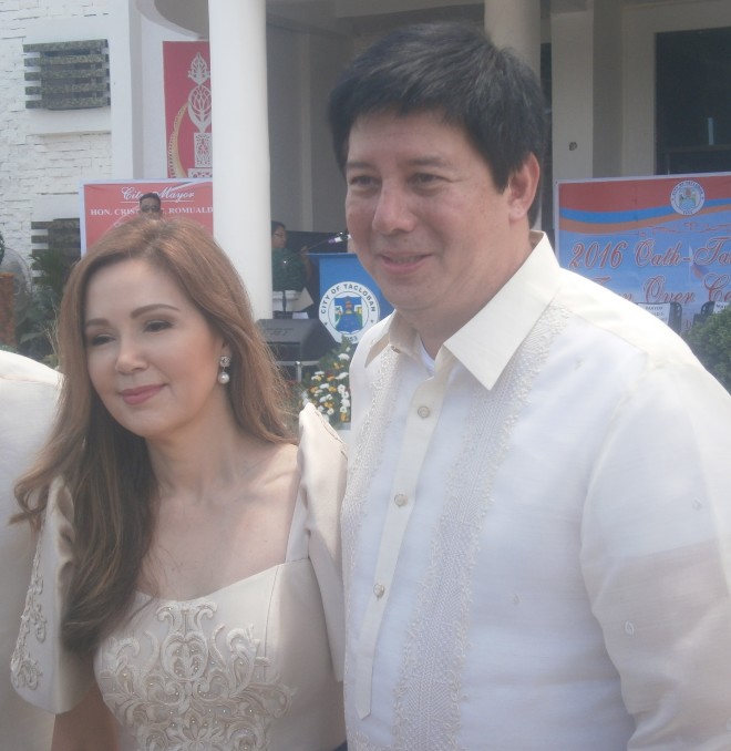 Tacloban City Mayor Cristina Gonzales-Romualdez with her husband, former Mayor Alfred Romualdez. PHOTOS BY AMADÍS MA. GUERRERO