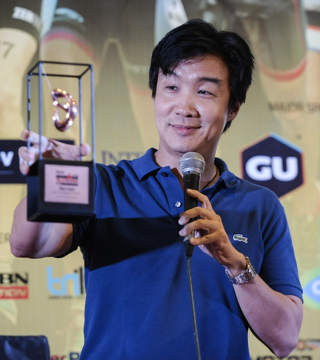 KENNETH Cobonpue holds the “iron heart”trophy