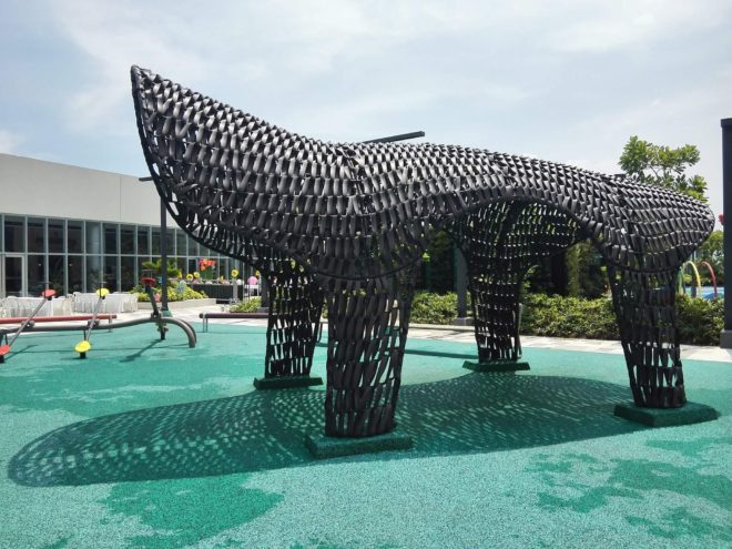 Dinosaur-shaped shed with covering made of woven polyethylene strips