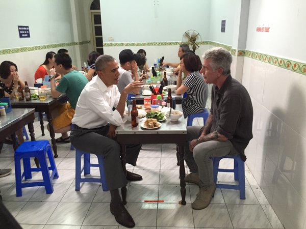 US President Barack Obama shares some noodles and beer with TV host Anthony Bourdain. PHOTO FROM BOURDAIN’S TWITTER ACCOUNT 