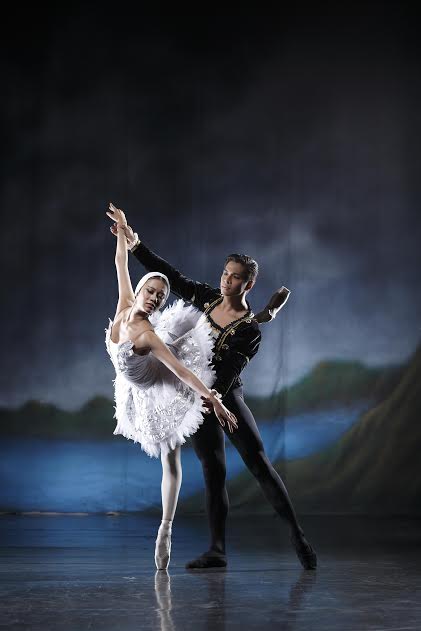 BM soloist Abigail Oliveiro as Odette with parter Mark Sumaylo