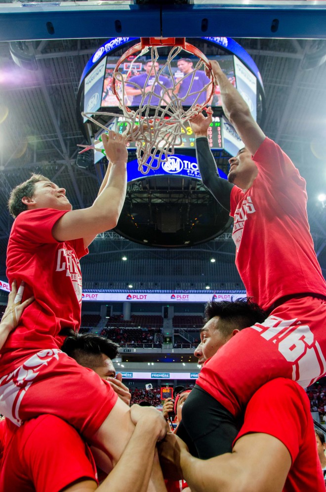 Taking out the basket net as a championship souvenir —GLETTE YZAK MURING