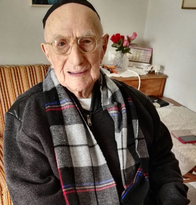 (FILES) This file photo taken on January 21, 2016 shows Yisrael Kristal, the world's oldest man, sitting in his home in the Israeli city of Haifa. Kristal, who survived the holocaust, turned 113 years old on September 15, 2016. His family say he was born in Poland on September 15, 1903, three months before the Wright brothers took the first aeroplane flight.   / AFP PHOTO / SHULA KOPERSHTOUK