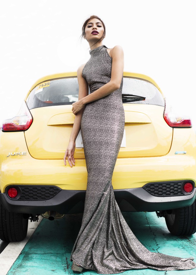 Elite Model Look Philippines’ Alaiza Malinao puts on an Ian Viernes body-hugging metallic print long dress, next to one of Nissan’s youthful models, the Juke